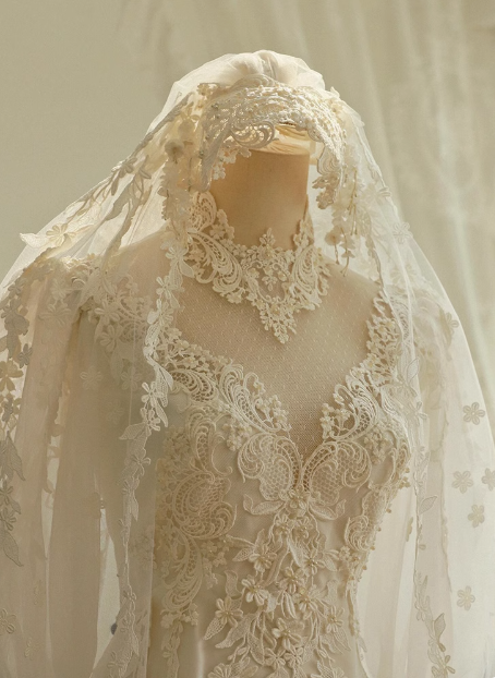 Vintage Lace Simple French Tulle Wedding Dress with Train P2659