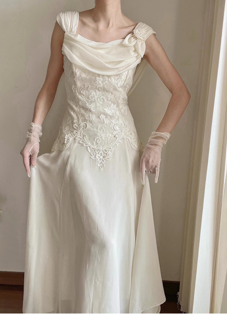 Elegant and minimalist sleeveless chiffon lace wedding dress P2675