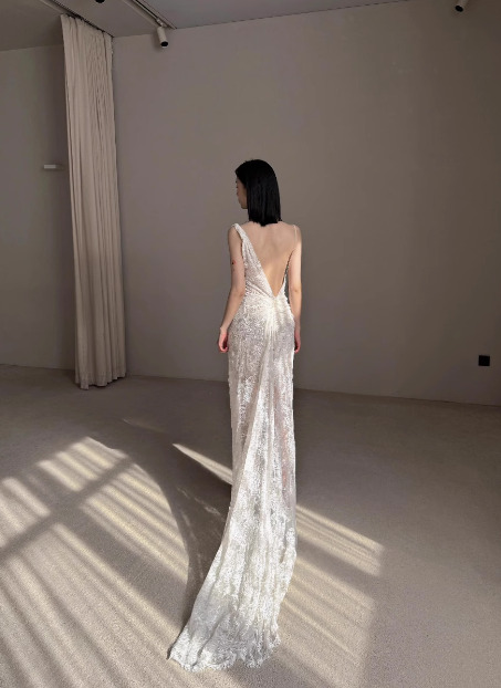 Elegant and flowing white lace camisole backless mermaid wedding dress with train P2678