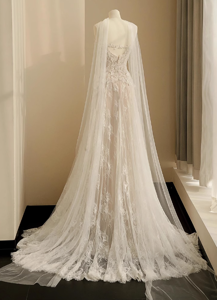 Flowing Lace Sweetheart Neckline A-Line Tulle Wedding Dress P2699