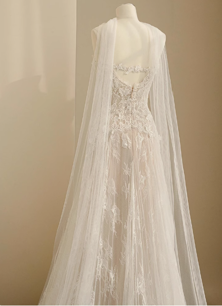 Flowing Lace Sweetheart Neckline A-Line Tulle Wedding Dress P2699