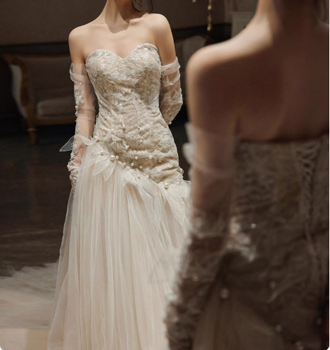 Flowing Sweetheart Neck Lace Tulle Wedding Dress with Train P2737