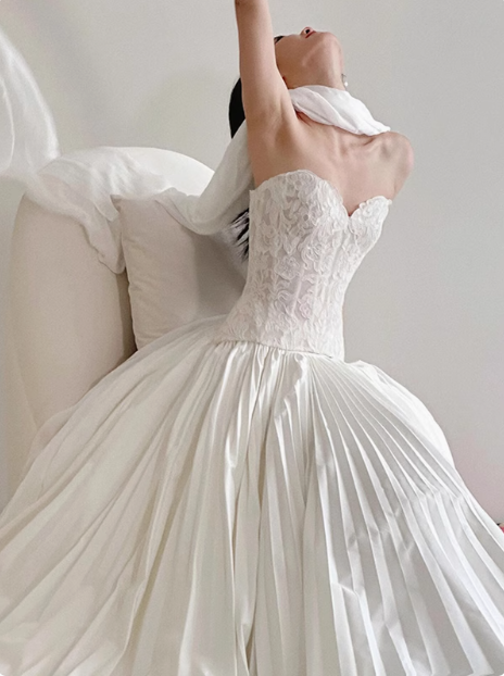 White Sweetheart Neckline Fitted Waist Lace Wedding Dress P2748