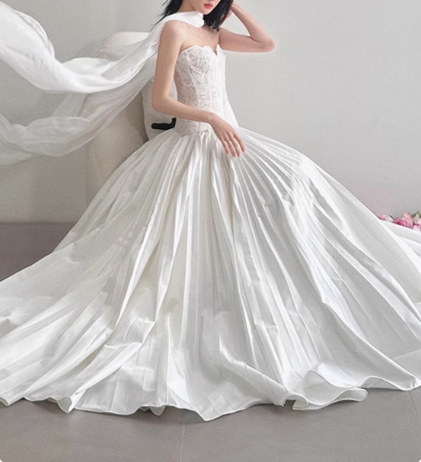 White Sweetheart Neckline Fitted Waist Lace Wedding Dress P2748