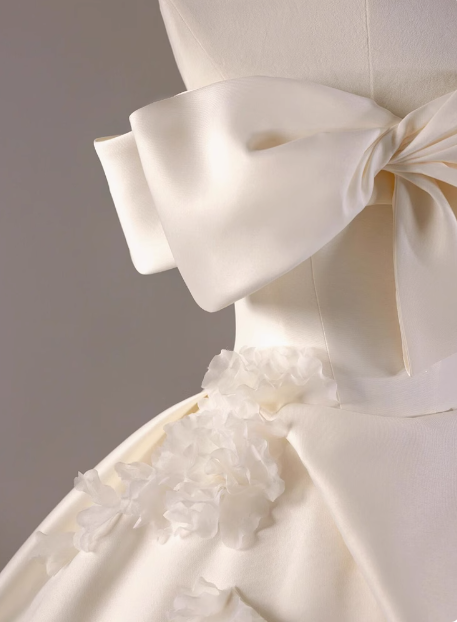 Elegant and simple one-shoulder satin flower white wedding dress P2765