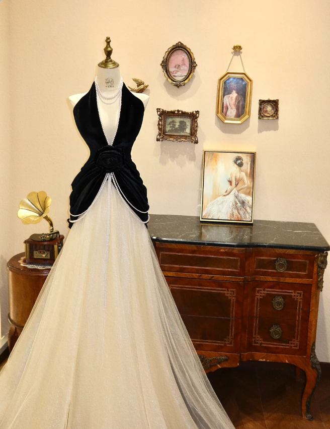 Elegant Black Velvet Halter Neck Deep V Neck White Tulle Wedding Dress P2783