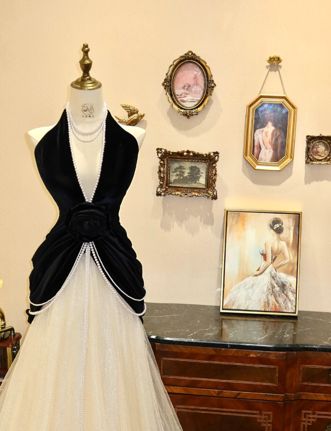 Elegant Black Velvet Halter Neck Deep V Neck White Tulle Wedding Dress P2783