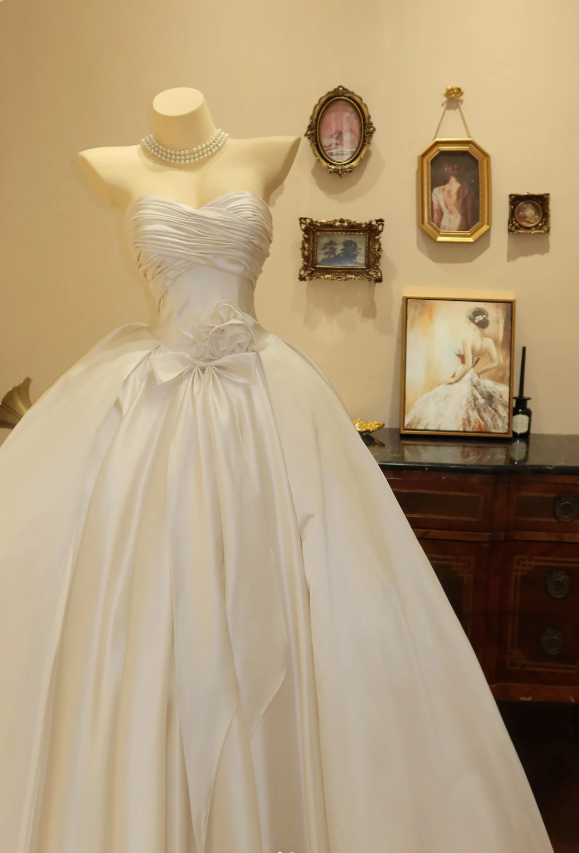 Simple and elegant sweetheart neckline white satin floor-length wedding dress P2793