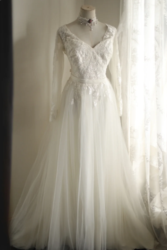 White Long Sleeve V-Neck Lace Tulle A-Line Floor-Length Wedding Dress P2806