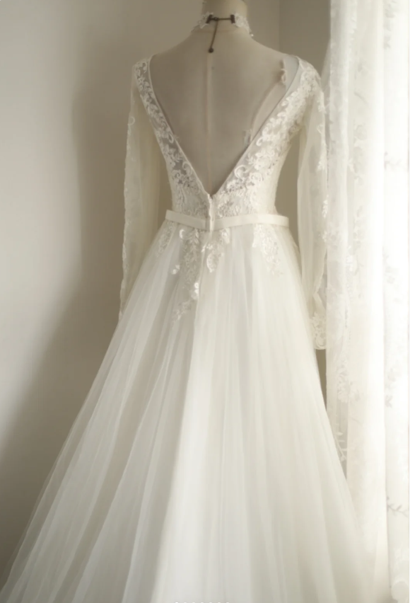 White Long Sleeve V-Neck Lace Tulle A-Line Floor-Length Wedding Dress P2806