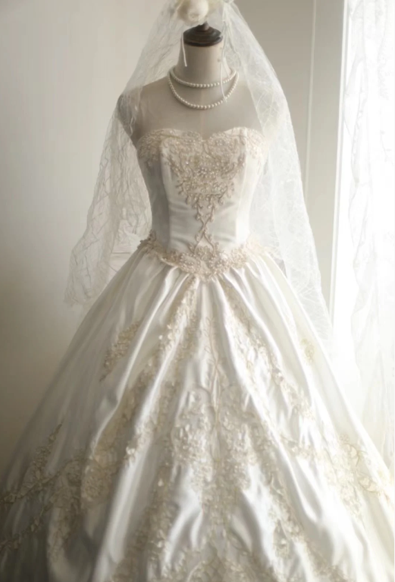 Vintage Satin Hollow Hand-beaded Strapless A-Line Wedding Dress P2820