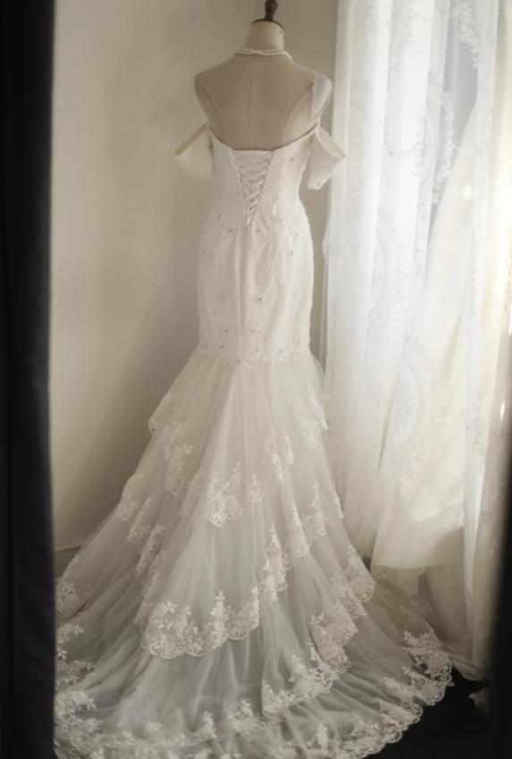 Elegant and simple one-shoulder retro polka dot lace cascading fishtail princess wedding dress P2831