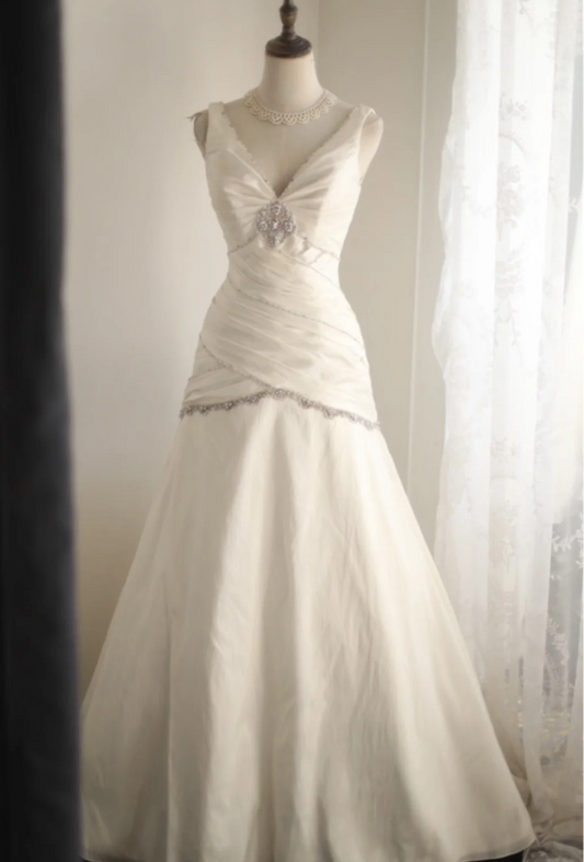 Classic V-neck Retro Palace Satin Hand-beaded Wedding Dress P2836