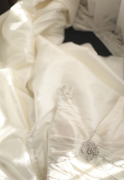 Classic V-neck Retro Palace Satin Hand-beaded Wedding Dress P2836