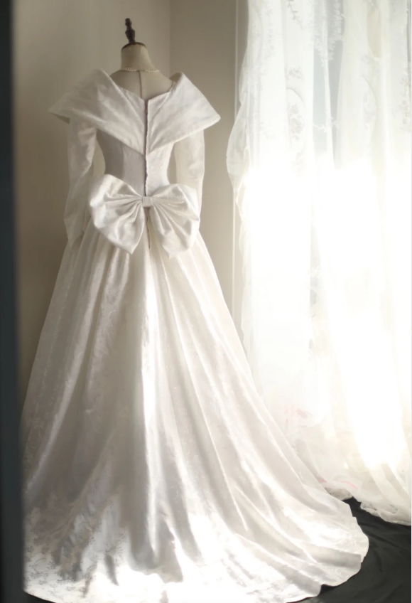 Retro White Dark Pattern Printed Leg of Mutton Sleeve Bowknot Small Train Wedding Dress P2843