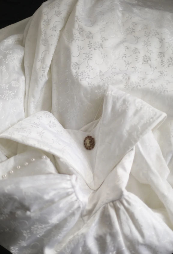 Retro White Dark Pattern Printed Leg of Mutton Sleeve Bowknot Small Train Wedding Dress P2843