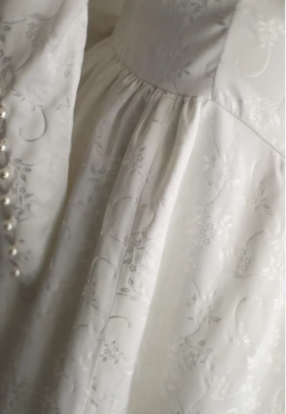Retro White Dark Pattern Printed Leg of Mutton Sleeve Bowknot Small Train Wedding Dress P2843