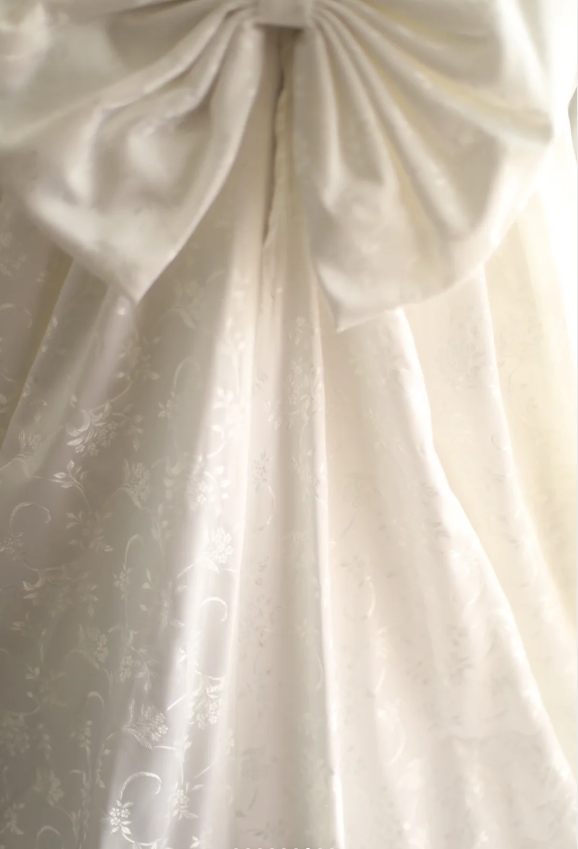 Retro White Dark Pattern Printed Leg of Mutton Sleeve Bowknot Small Train Wedding Dress P2843