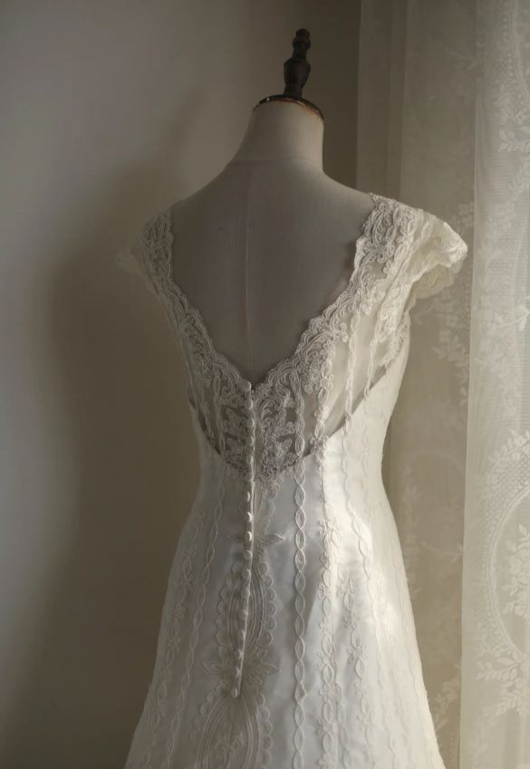 Vintage off-shoulder palace lace wedding dress P2867