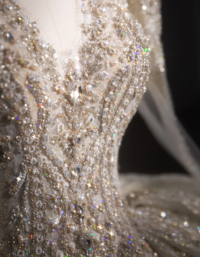 Gorgeous golden V-neck padded shoulder design long sleeve lace totem crystal sewn beads fluffy floor-length wedding dress P2892