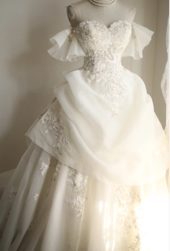 Princess one-shoulder palace irregular pleated lace hemming handmade flower pieces beaded floor-length wedding dress P2801