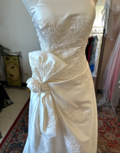 Simple and elegant tube top white satin embroidery waist knotted floor-length wedding dress P2909