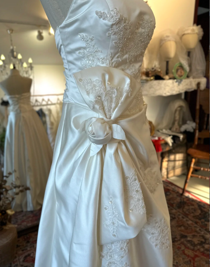Simple and elegant tube top white satin embroidery waist knotted floor-length wedding dress P2909