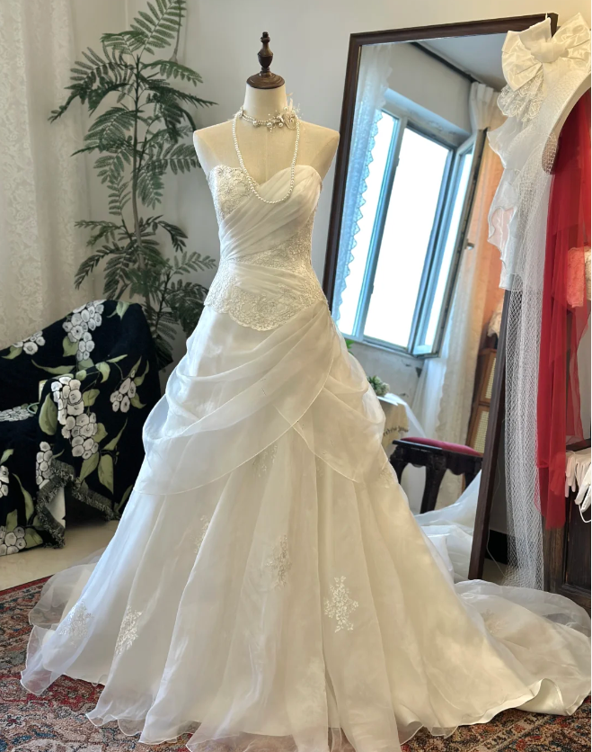 Elegant White Sweetheart Neck Tulle Wedding Dress with Train P2911
