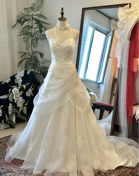 Elegant White Sweetheart Neck Tulle Wedding Dress with Train P2911