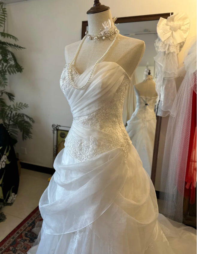 Elegant White Sweetheart Neck Tulle Wedding Dress with Train P2911