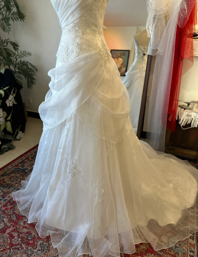 Elegant White Sweetheart Neck Tulle Wedding Dress with Train P2911