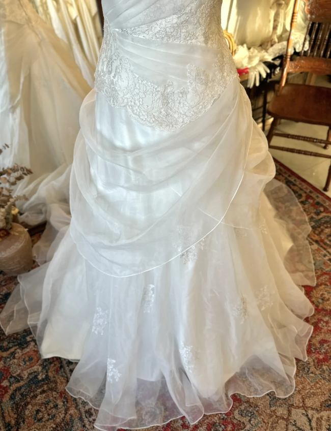 Elegant White Sweetheart Neck Tulle Wedding Dress with Train P2911