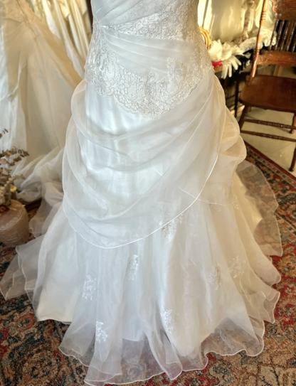 Elegant White Sweetheart Neck Tulle Wedding Dress with Train P2911