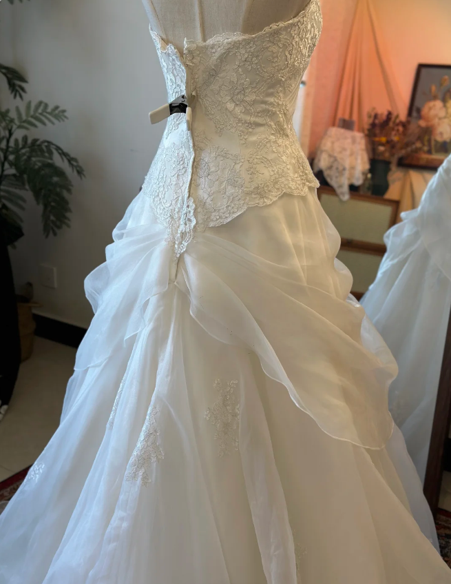 Elegant White Sweetheart Neck Tulle Wedding Dress with Train P2911