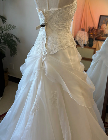 Elegant White Sweetheart Neck Tulle Wedding Dress with Train P2911