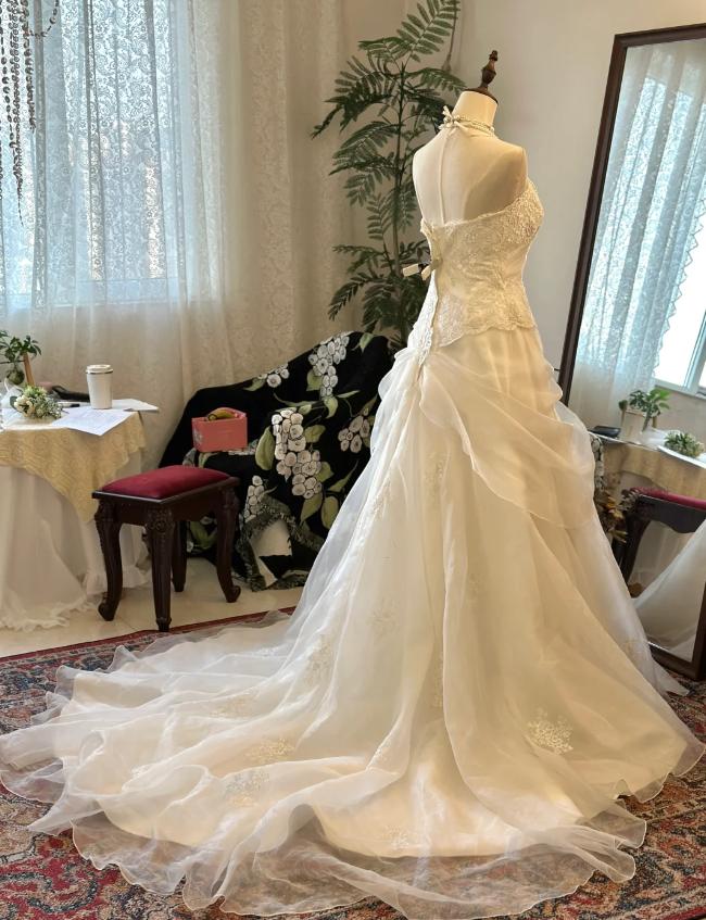 Elegant White Sweetheart Neck Tulle Wedding Dress with Train P2911