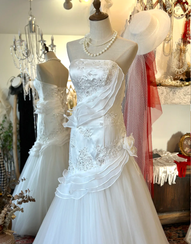 Simple and Elegant Beaded Strapless Satin Tulle Wedding Dress P2914