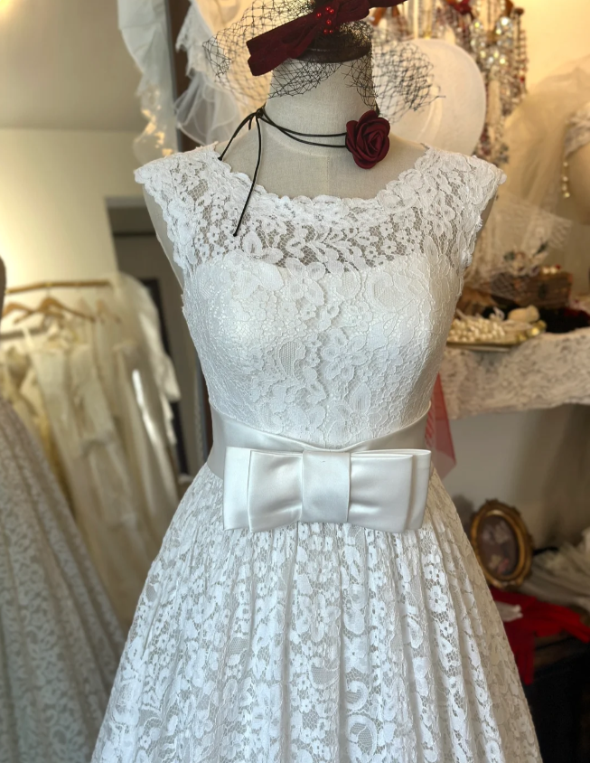 French lace round neck bow waist A-line elegant wedding dress P2919