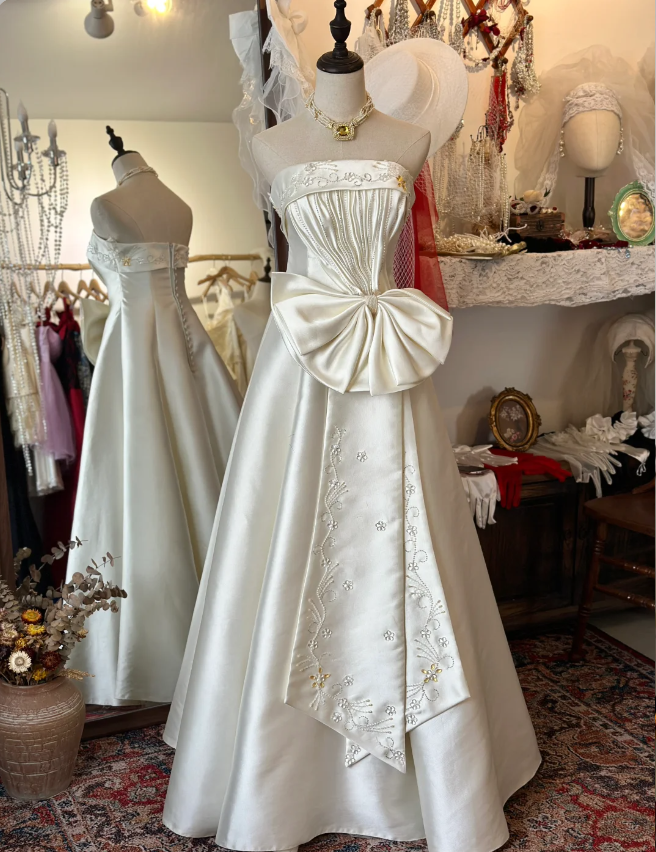 White Satin A-Line Floor-Length Buttoned Wedding Dress with Large Button Buttons P2922
