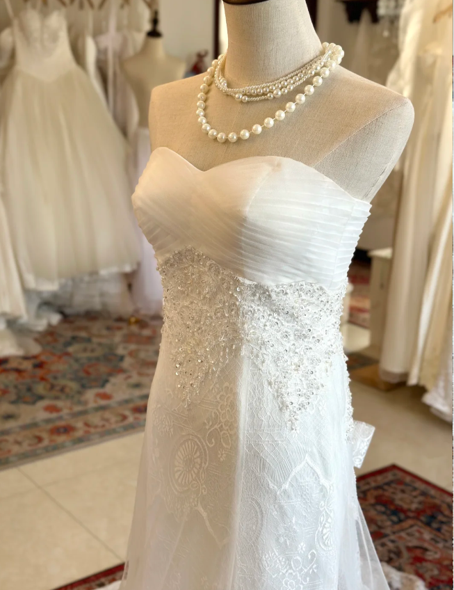 Elegant sweetheart neckline tulle lace trimmed wedding dress with bow back and small train P2924