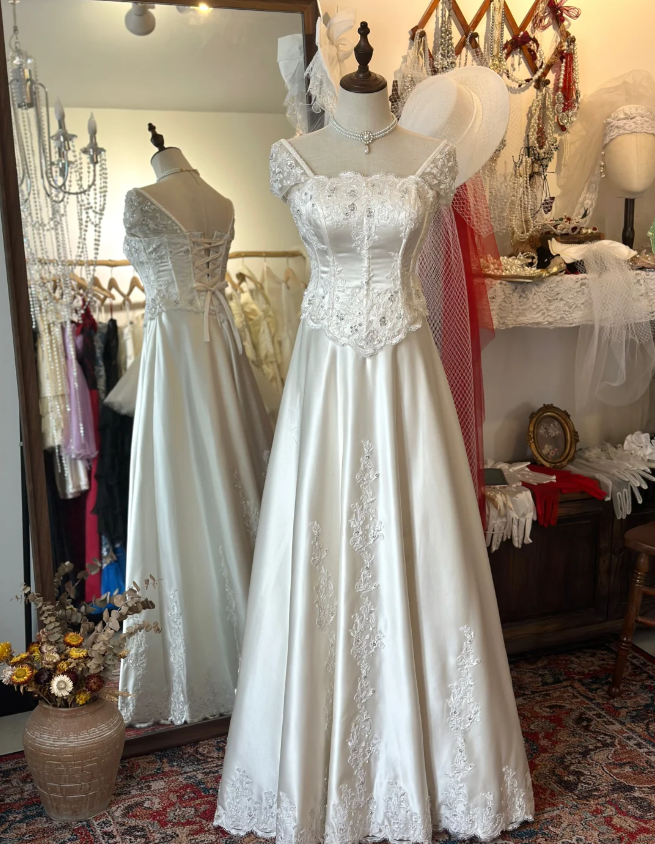 French Retro Shoulder Lace Satin Floor-Length Wedding Dress with Tie Back P2925
