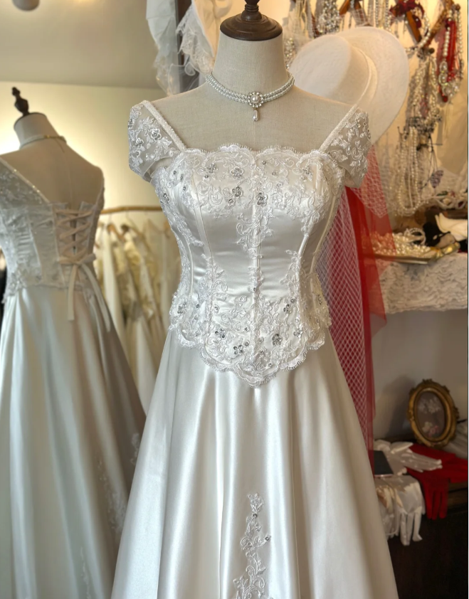 French Retro Shoulder Lace Satin Floor-Length Wedding Dress with Tie Back P2925