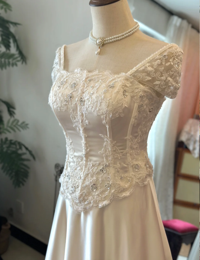 French Retro Shoulder Lace Satin Floor-Length Wedding Dress with Tie Back P2925