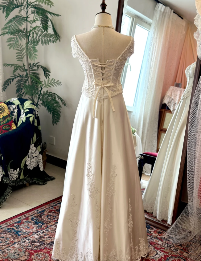 French Retro Shoulder Lace Satin Floor-Length Wedding Dress with Tie Back P2925