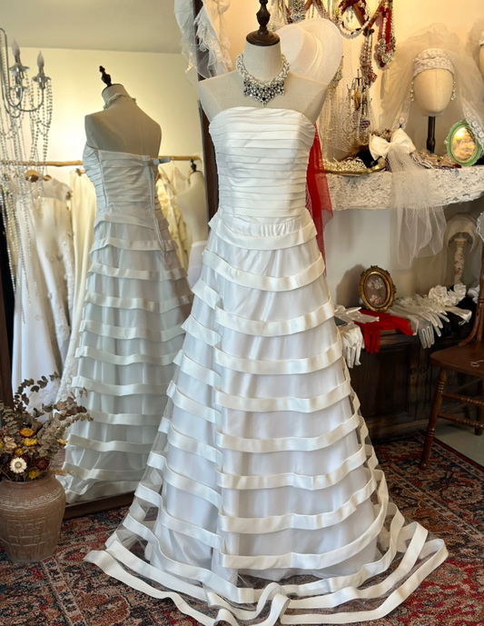 Chic and elegant strapless floor-length tulle wedding dress P2927