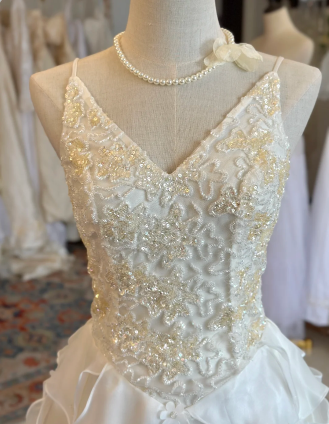 Chic White Strapless V-Neck Beaded Diamond Tulle Wedding Dress P2932