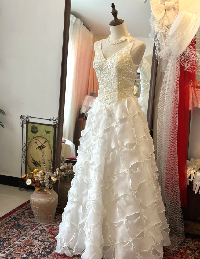 Chic White Strapless V-Neck Beaded Diamond Tulle Wedding Dress P2932