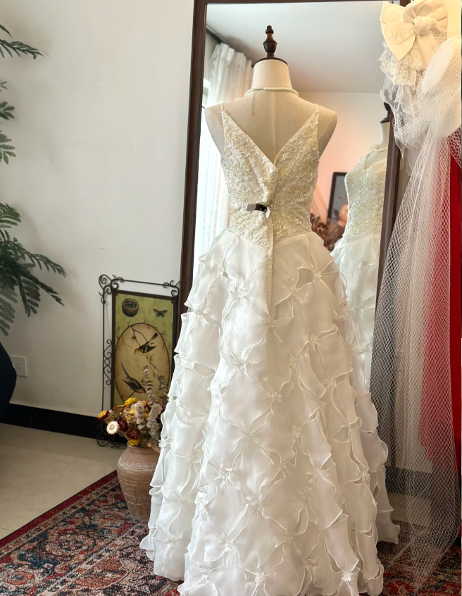 Chic White Strapless V-Neck Beaded Diamond Tulle Wedding Dress P2932