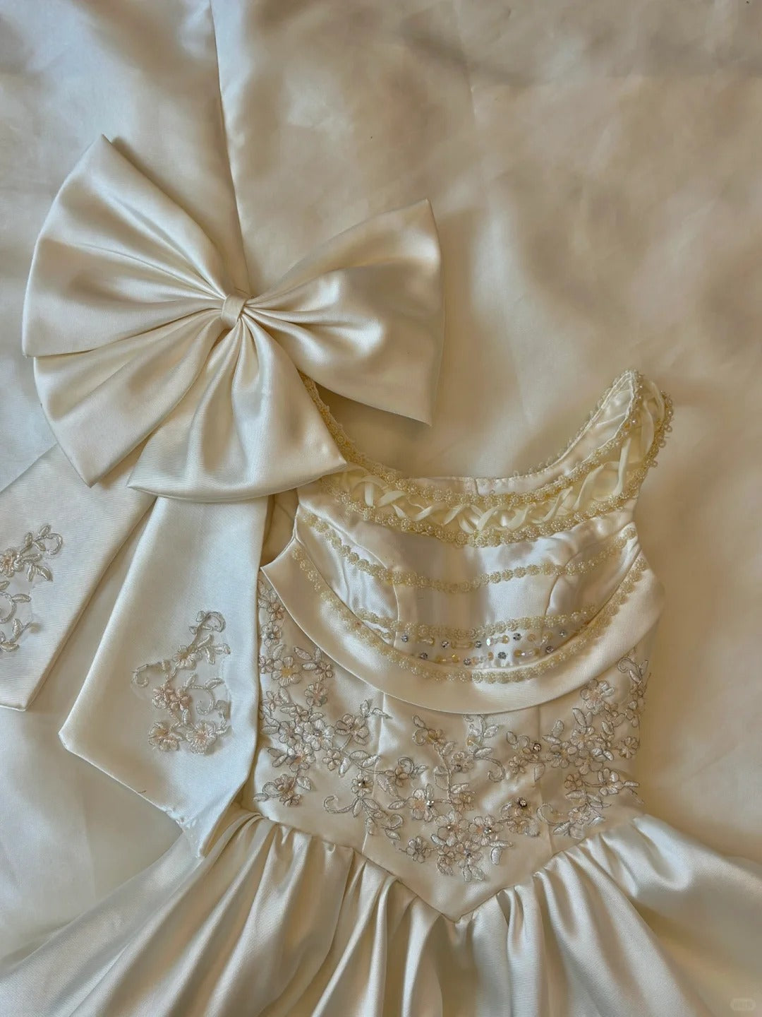 French Retro Shoulder Bow Beaded Thick Satin Wedding Dress P2949