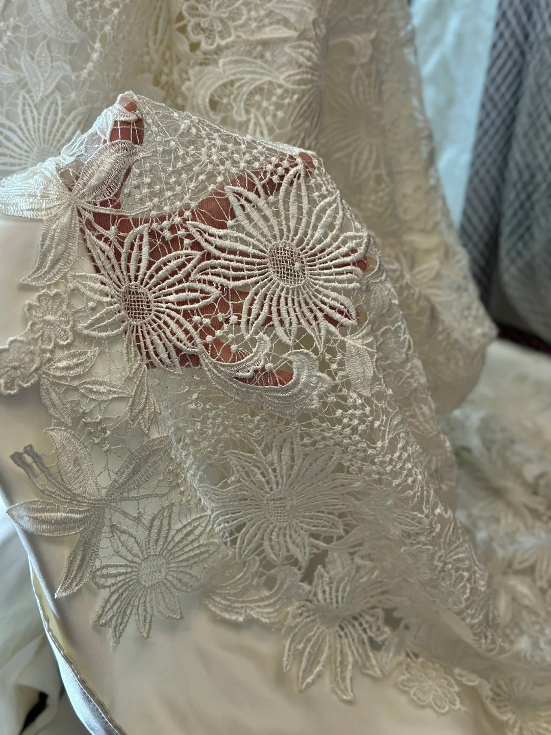 Vintage Heavy Beaded Large Lace Tube Top Wedding Dress with Train P2952